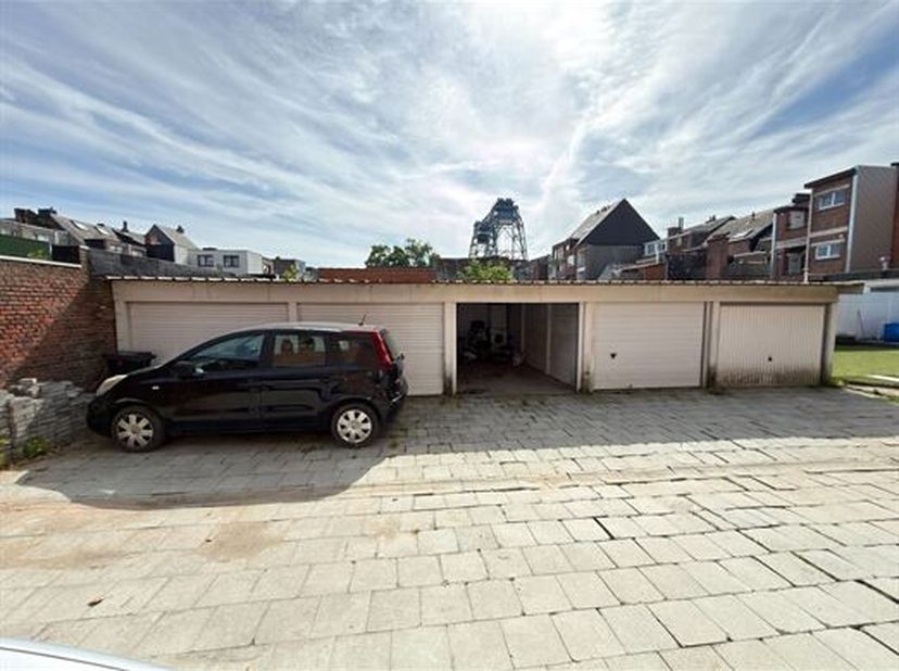 GARAGEBOX 17M² VOOR 1 WAGEN.<br />
 Ligging in centrum op parking achter gebouw Dokter Persoonslaan 36 met vlotte bereikbaarheid.<br />
 Afmetingen: 6