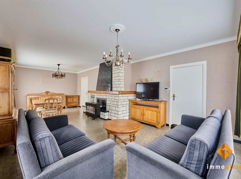 Deze verrassend ruime woning met 3 slaapkamers is gelegen op een mooi perceel van 10a17ca, met een groen zicht achteraan!<br />
Indeling gelijkvloers:
