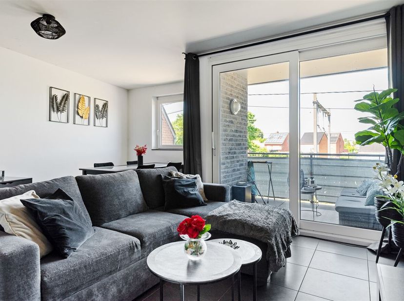 Duplex 2 slaapkamerappartement centrum Geel.<br />
Het appartement bevindt zich op het eerste verdiep.<br />
 De woonkamer met open keuken geniet van