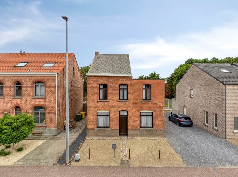 Maison 4 façades située dans un environnement vert et résidentiel à proximité du centre de Boortmeerbeek. Construite en 1958, cette habitation représe