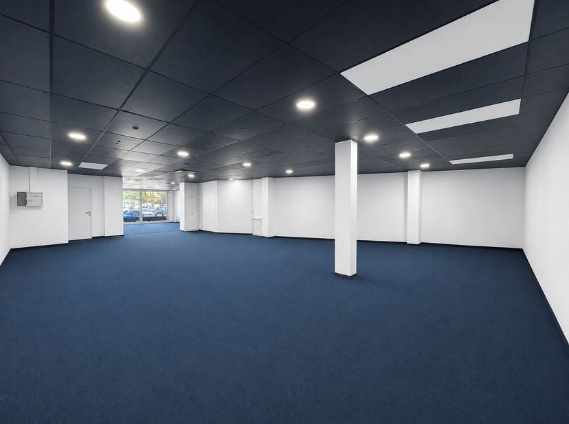 Bent u op zoek naar een strategisch gelegen handelspand met een uitstekende zichtbaarheid? Dit ruime commerciële pand van 166 m² bevindt zich op een t