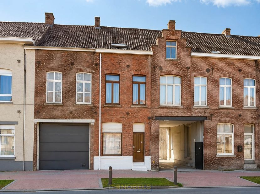 Ruime burgerwoning MET 4 SLAAPKAMERS in het HART VAN RONSE. Deze te moderniseren woning biedt dankzij haar ROYALE BEWOONBARE OPPERVLAKTE VAN 215M² bij