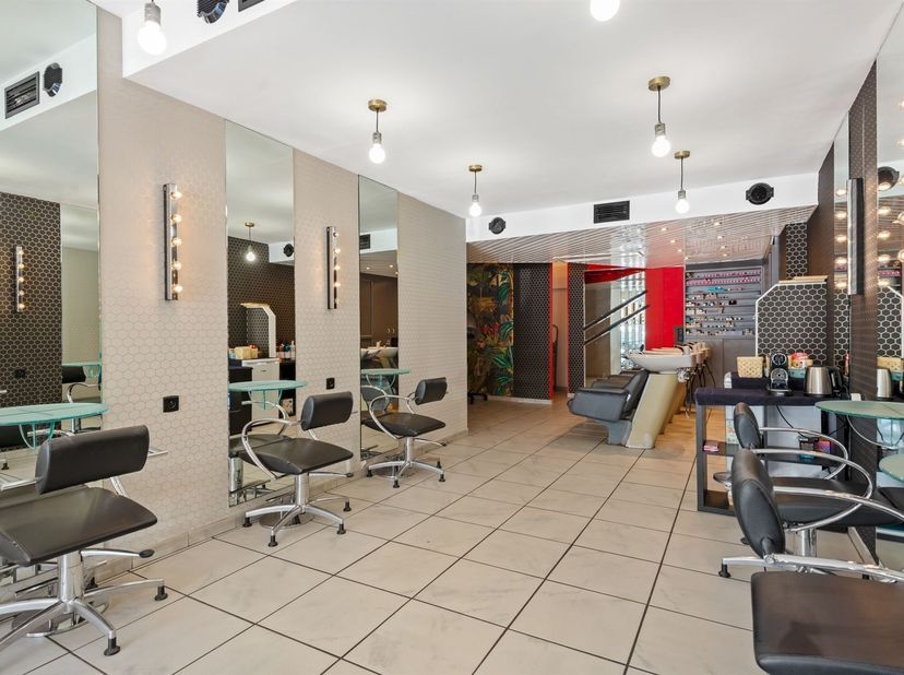 Handelsgelijkvloers van ca. 71 m² met koertje<br />
<br />
Dit commercieel gelijkvloers is gunstig gelegen op de Frank Craeybeckxlaan in Deurne, een