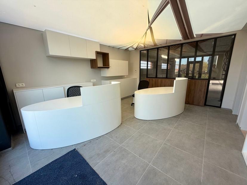 ELLEZELLES - REF : 7535978 - Dans un quartier résidentiel, proche de toutes les facilités, nous vous proposons cet entrepôt avec de magnifiques bureau