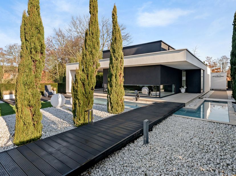 Deze sfeervolle villa, met een weids uitzicht op het Albertkanaal, bezit een compacte elegantie van 158m² bewoonbare oppervlakte (volgens opgave EPC)