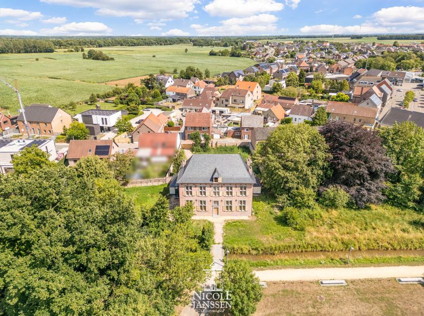 Deze voormalige pastorij is een karaktervol pand met ziel en een rijk verleden. Opgetrokken in renaissancestijl straalt de woning tijdloze elegantie e