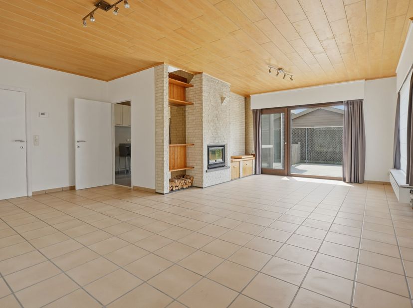 BEZOEKMOMENT DONDERDAG 30 JULI VAN 16U TOT 17U (inschrijven verplicht). <br />
<br />
Deze open bebouwing (type bungalow) is rustig gelegen in een doo