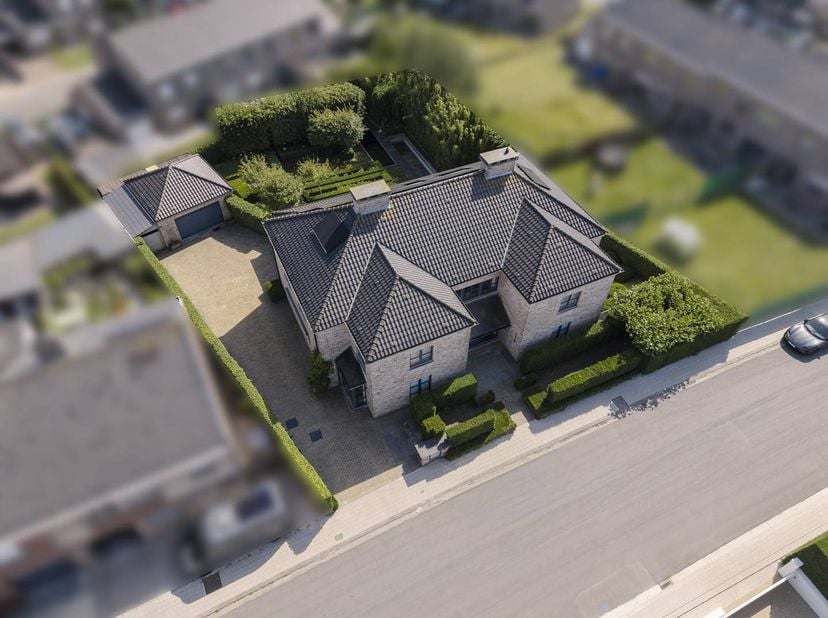 Bent u op zoek naar een eigendom waar wonen en werken perfect samengaan? Dan is deze uitzonderlijke, instapklare villa in Koolskamp precies wat u zoek