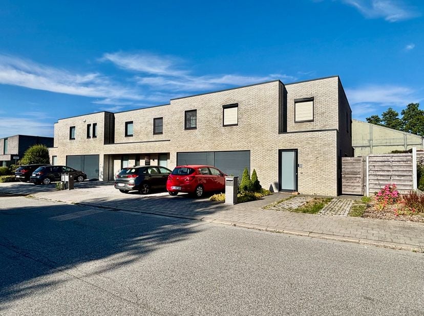 Deze verzorgde en rustig gelegen rijwoning in Ingelmunster combineert ruimte, comfort en een praktische indeling, waardoor ze de ideale thuis vormt vo