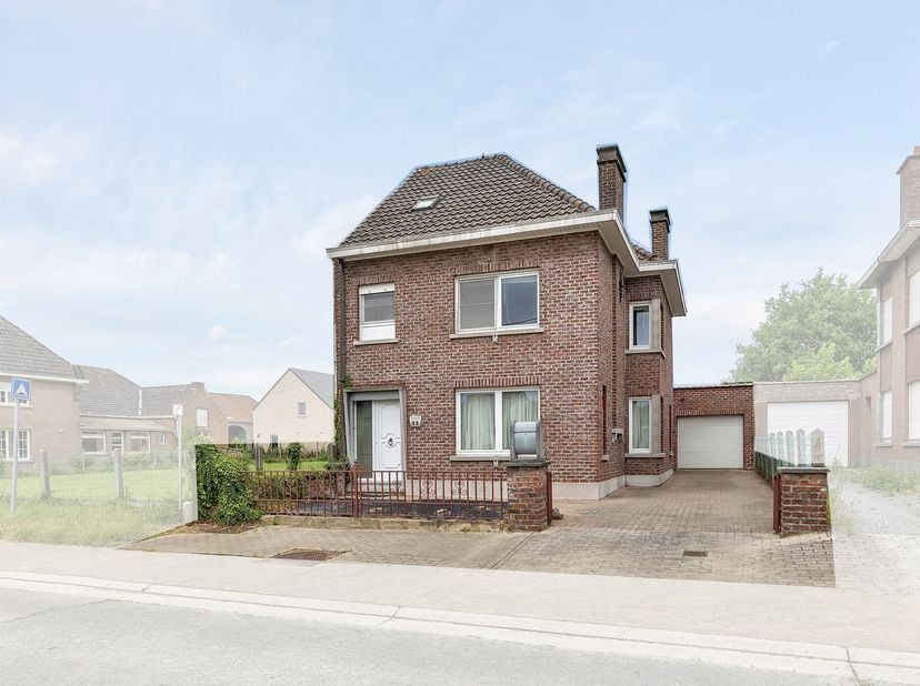 Op een goede ligging in Appelterre bevindt zich deze op te frissen woning. Winkels, scholen en openbaar vervoer bevinden zich in de nabijheid. Ninove