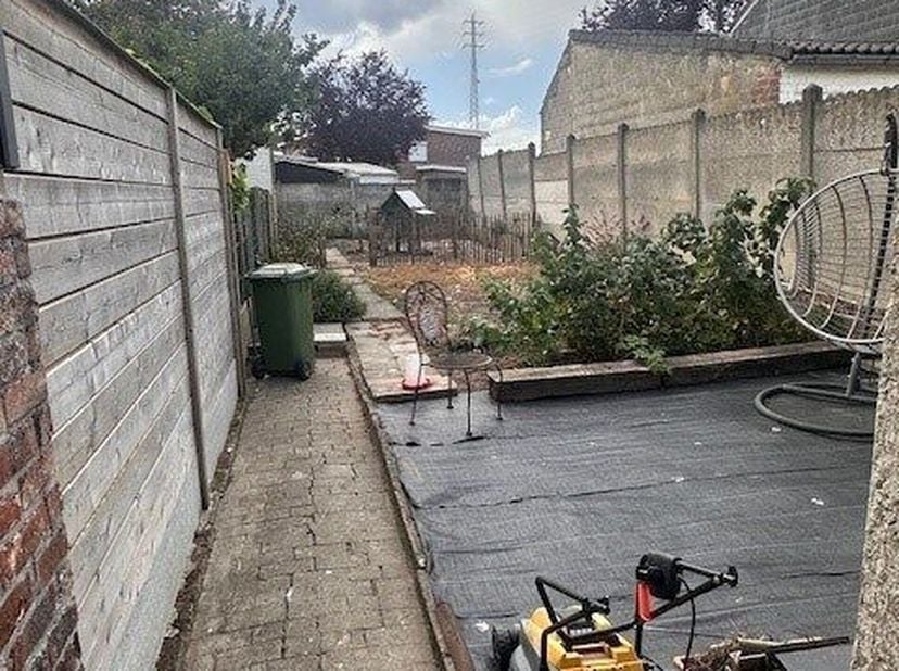 Zeer goed gelegen bouwgrond nabij Carrefour. Geschikt voor een eengezinswoning met inpandige garage, 2 bouwlagen en hellend dak. Bij het slopen van de