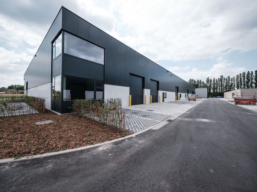 In het project Heidelo Park bieden we een reeks nieuwbouwunits aan. De units worden casco opgeleverd, zijn uitgerust met een sectionaalpoort en beschi