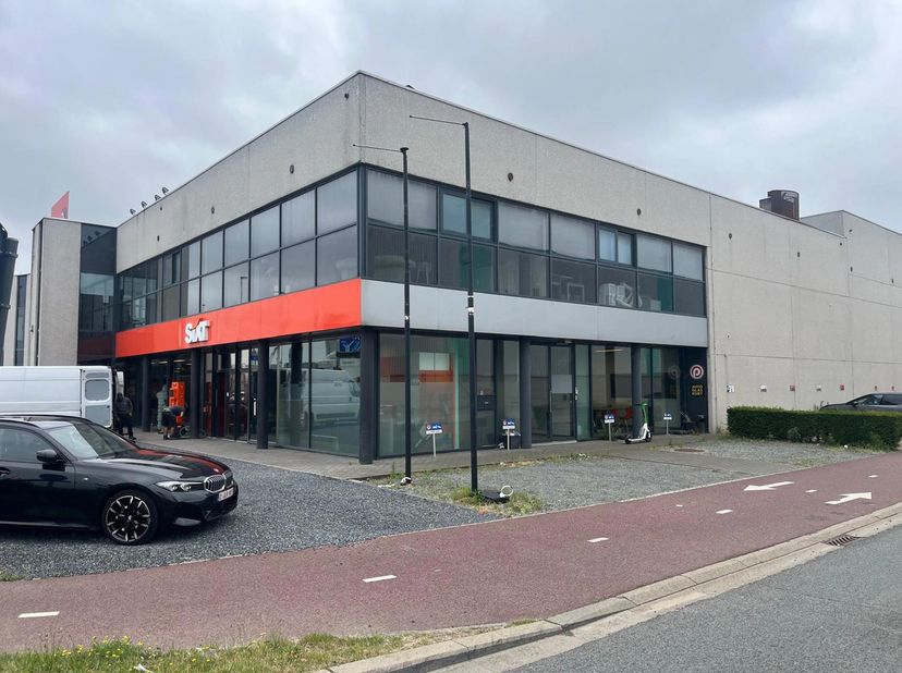- openspace 280m² <br />
- over Kinepolis in de Haven van Antwerpen.<br />
- parkeerplaatsen (bij te huren)<br />
Per direct beschikbaar