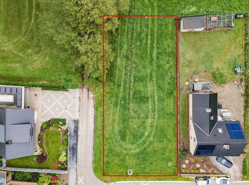 Ruime bouwgrond (9a35) met vrij uitzicht op rustige locatie <br />
Ligging: Het perceel bevindt zich op een centrale locatie tussen de dorpskernen van