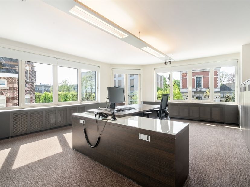 Deze hoogwaardige afgewerkte kantoorruimte is gelegen op een centrale locatie van het Gentse stadscentrum met een vlotte bereikbaarheid. Niet enkel ee