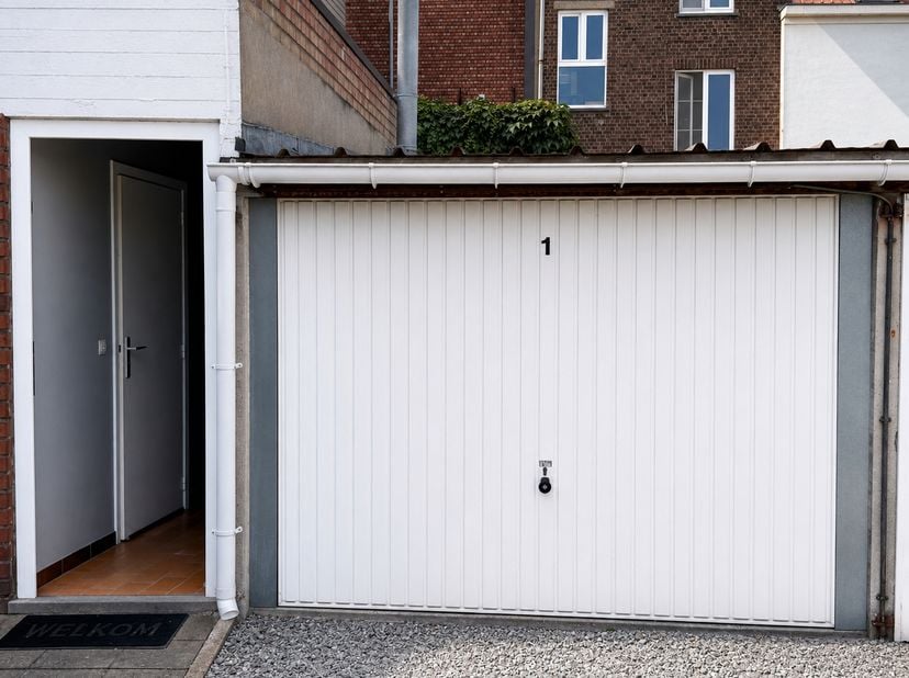 Instapklaar gelijkvloersappartement met garage te Gent<br />
<br />
Dit goed en rustig gelegen gelijkvloersappartement bevindt zich in de Peerstraat t
