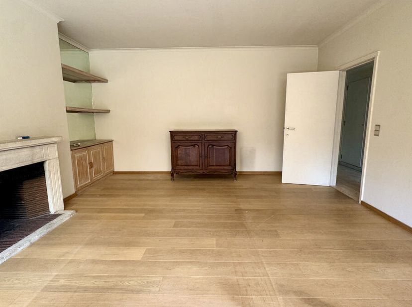 Vlakbij de Churchill-rotonde ligt dit appartement van 86 m² (volgens het EPC) op de 6e en bovenste verdieping van een gebouw met lift. Het bestaat uit