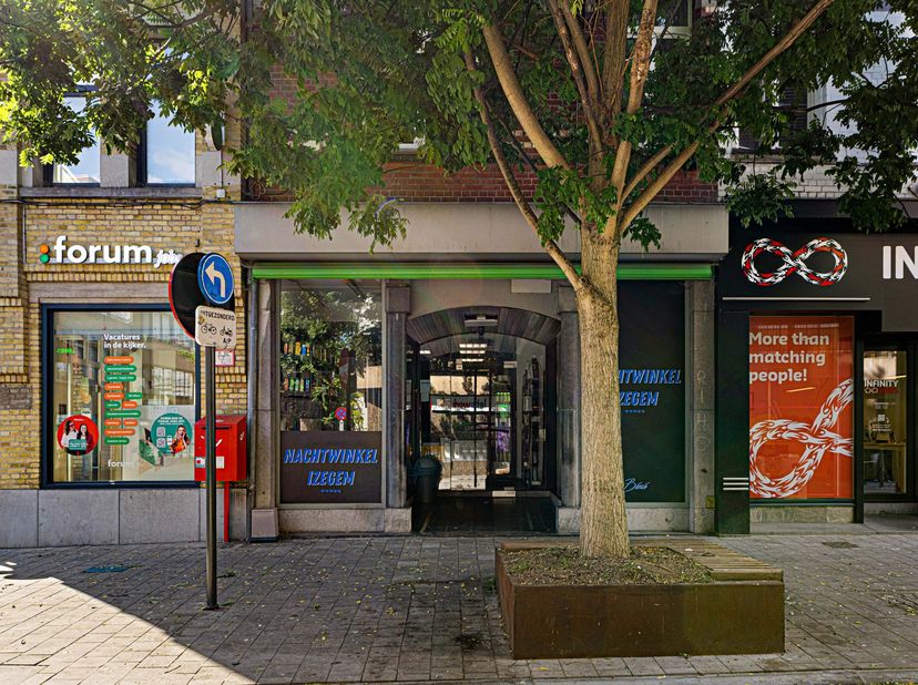 Deze interessante opbrengsteigendom is uitstekend gelegen in de Marktstraat, pal in het centrum van Izegem, en bestaat uit een handelsgelijkvloers en