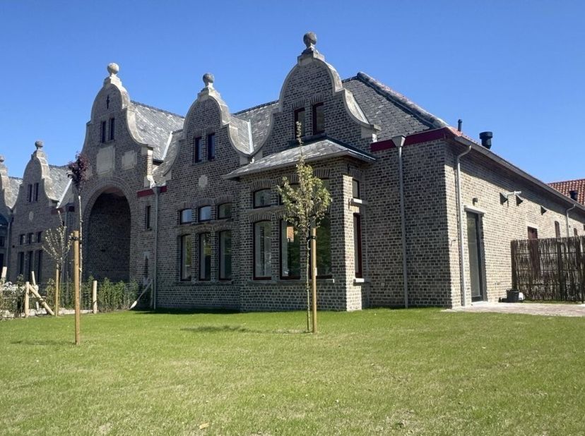 Ben je op zoek naar een uniek kantoor te huur in Zwijnaarde in een rustige en groene omgeving? Ontdek deze volledig vernieuwde kantoorruimte in een au