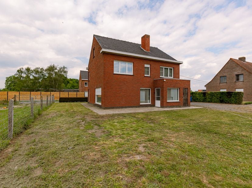 Ruime woning met weiland op toplocatie – totaal perceel van 3.680 m²<br />
De woning is gelegen in de Leenstraat 7 te Torhout, in een groene en landel