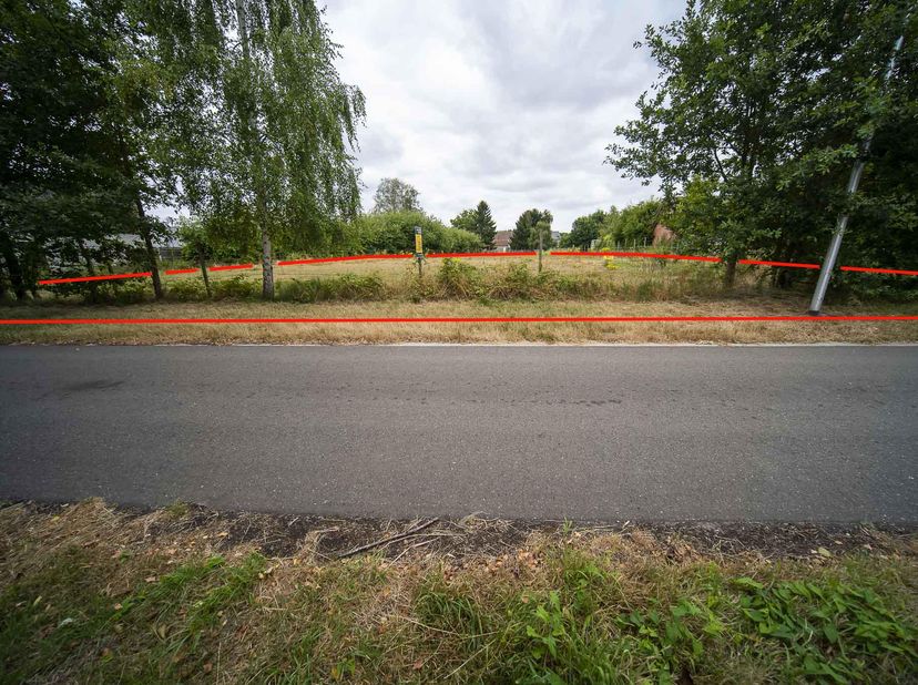 RUSTIG GELEGEN PERCEEL GROND -<br />
<br />
Een mooi perceel grond van 3.560 m², gelegen in een rustige omgeving in woongebied met landelijk karakter