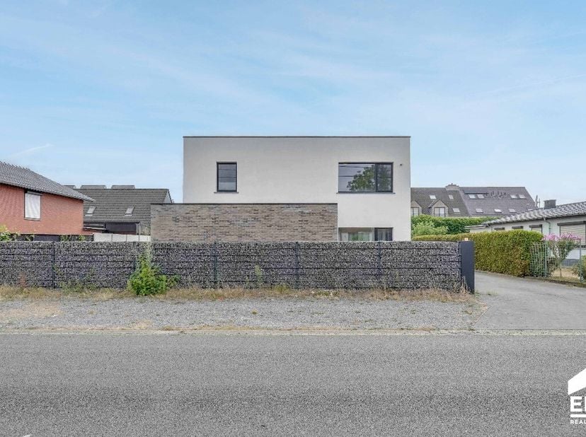 In de Lariksenstraat in Houthalen-Oost bevindt zich deze stijlvolle en energiezuinige gezinswoning met 4 slaapkamers op een perceel van 8 are. De woni