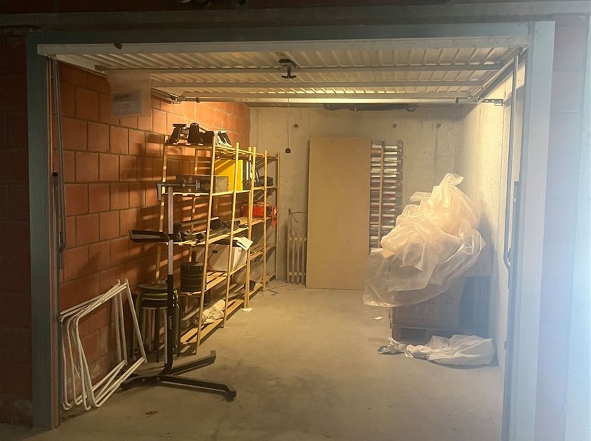 Garage fermé et bien entretenu, équipé d'une prise électrique et d'un éclairage.<br />
Accès par une porte de garage centrale. <br />
Le garage est