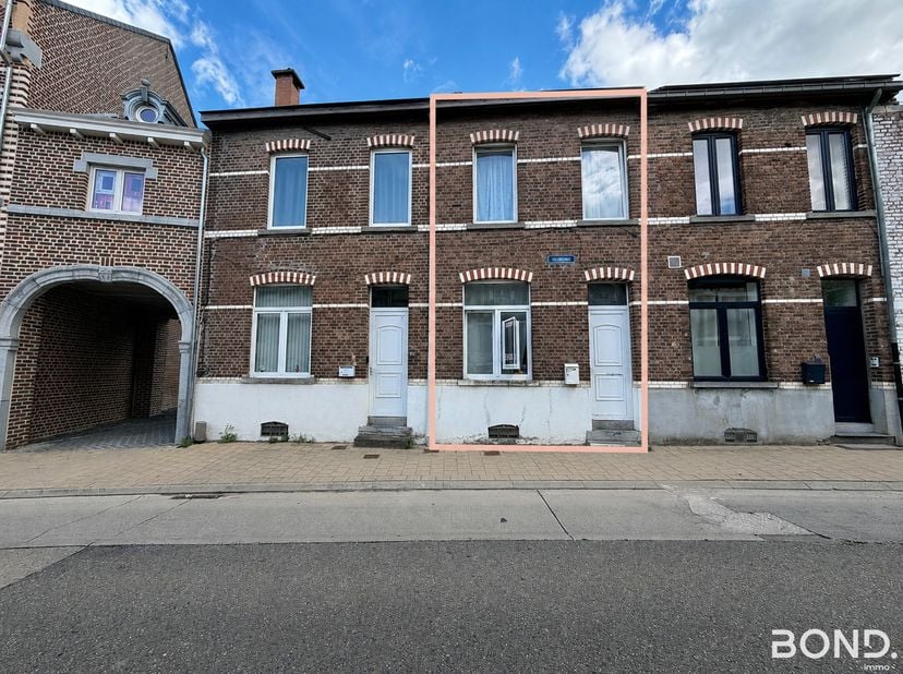 Charmante woning met ruime tuin, vijver en veel potentieel in Hoegaarden!<br />
Bent u op zoek naar een woning die u volledig naar eigen smaak kunt re