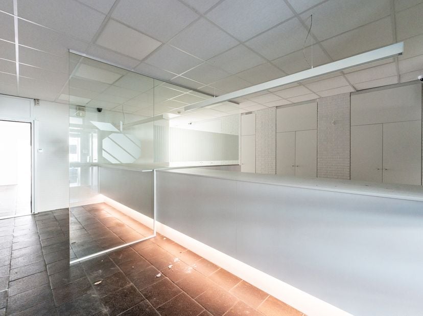 WOLUWE-SAINT-LAMBERT, vlakbij het Georges-Henripark en de Delhaize van Roodebeek. Gelegen in een klein mede-eigendom van 3 lots en voorzien van een kl
