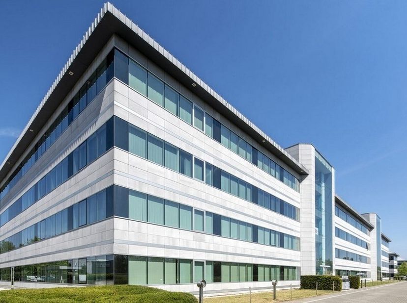 Surface de bureau de 153m² au rez-de-chaussée<br />
Emplacement : à la sortie de Mechelen-Zuid, à un quart d'heure de Bruxelles et d'Anvers et à 7 min