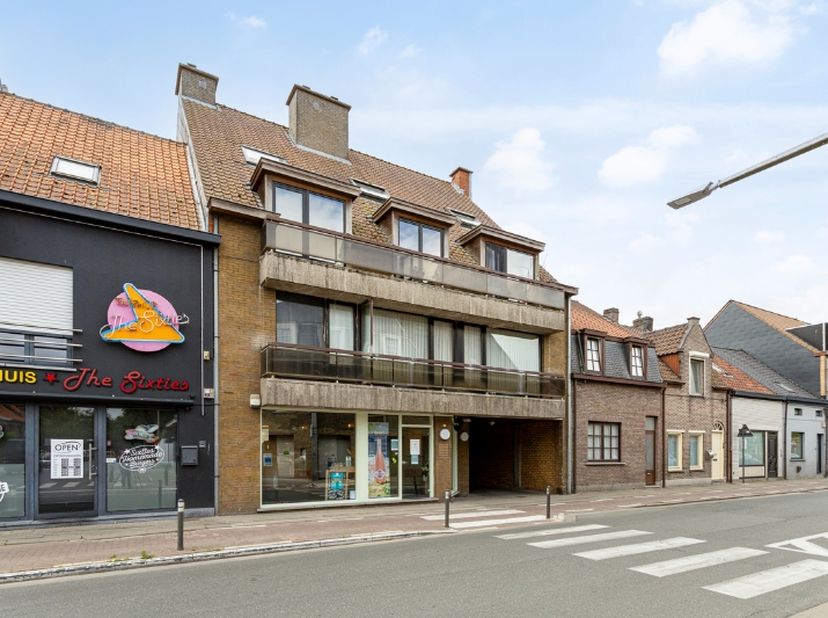 Dit handelspand&amp;nbsp; van 138 m² is gelegen midden in de driehoek, station, Heldenpark en de sportterreinen van Eeklo, stuk voor stuk grote trekpleist
