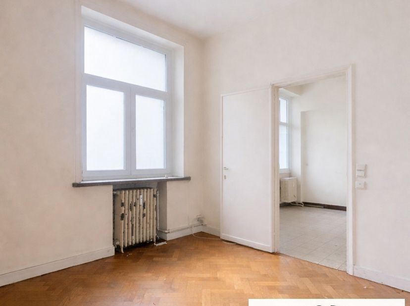 LOCALISATION D'EXCEPTION - OPPORTUNITE RARE - APPARTEMENT A RENOVER<br />
Ixelles / Quartier de lÉtoile et du Bois de la Cambre<br />
Situé au rez-de-