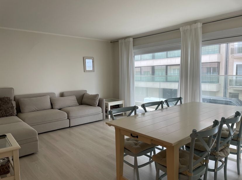 Dit gerenoveerd appartement is volledig gemeubeld is uitstekend gelegen in<br />
het centrum van Knokke, op wandelafstand van winkels, restaurants en