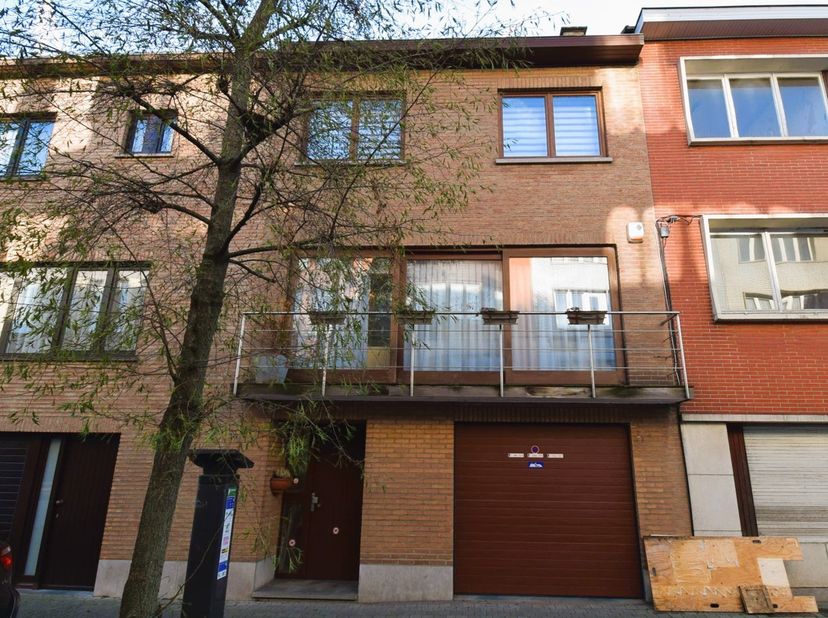 Gelegen aan de Korenbeekstraat, bevindt zich&amp;nbsp;deze ruime bel-etage met een bewoonbare oppervlakte van 165 vierkante meter. De woning verwelkomt u