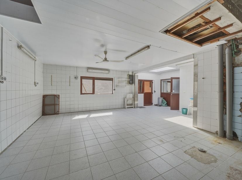 Ontdek deze ruime handelswoning met enorm veel potentieel, ideaal gelegen in Bredene! Deze veelzijdige eigendom combineert wonen en werken op één loca