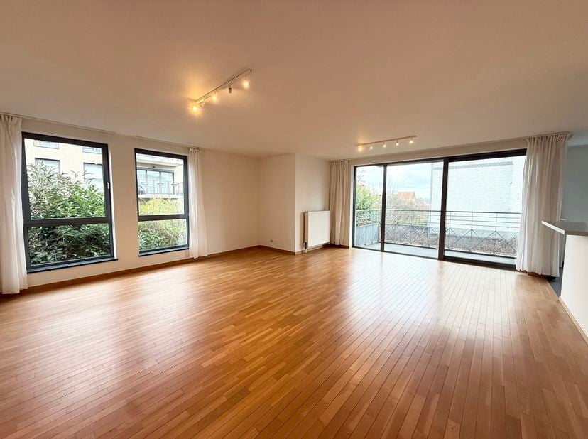 AUDERGHEM, dicht bij de Delta metro en de Japanse school. Mooi APPARTEMENT (2 slaapkamers/1 badkamer) van 125 m&amp;sup2; met terras en garage. Op de eers