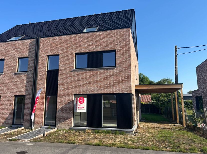 Ce nouveau projet de construction comprend 3 maisons spacieuses avec abri pour voitures et jardin, situées dans un quartier résidentiel calme.<br />
<