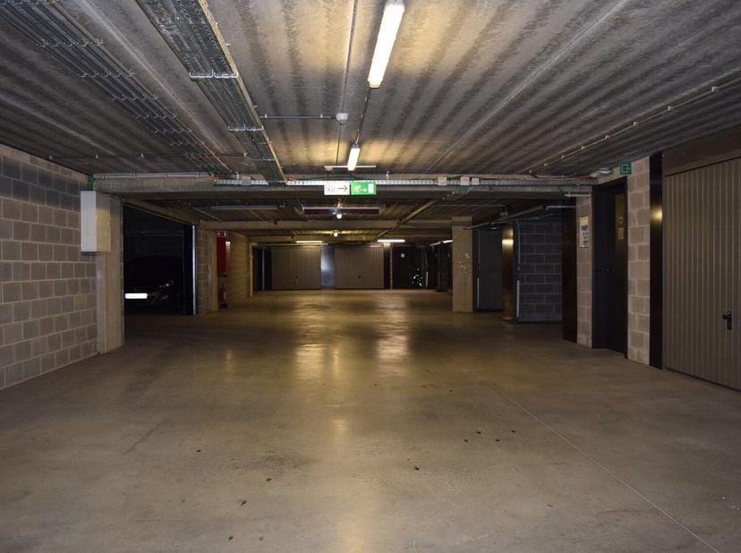 Deze garagebox, deel van de residentie Vrijdagsmarkt is gelegen op de -3 en is te bereiken via de publieke, betalende parking van de Vrijdagsmarkt. Me