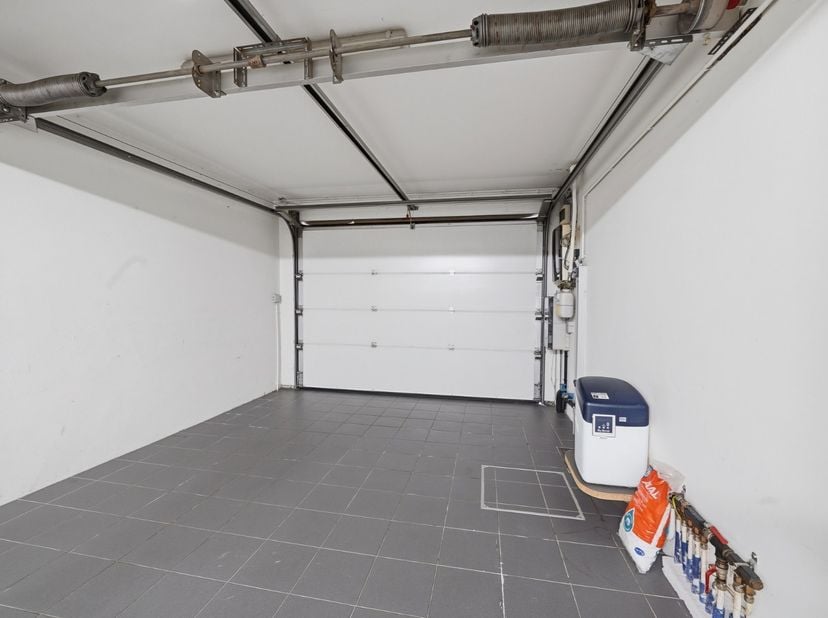 Deze verzorgde bel-étagewoning, gebouwd in 1962, is gelegen in Oostende en biedt een bewoonbare oppervlakte van 232 m². Dankzij de praktische indeling