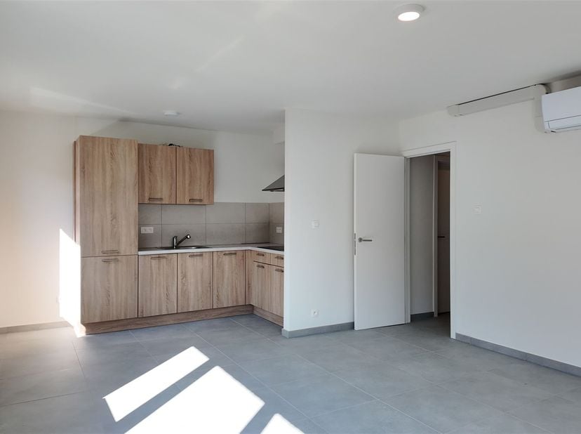 Volledig vernieuwd appartement (2 slaapkamers en garagebox) te huur op toplocatie in centrum Hasselt<br />
<br />
Op zoek naar comfortabel wonen in