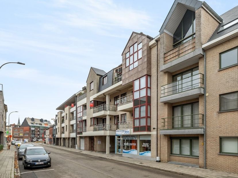 Op de Luikersteenweg 20 in Sint-Truiden bevindt zich dit lichtrijk appartement met een bewoonbare oppervlakte van maar liefst 130 m². Het uitzonderlij