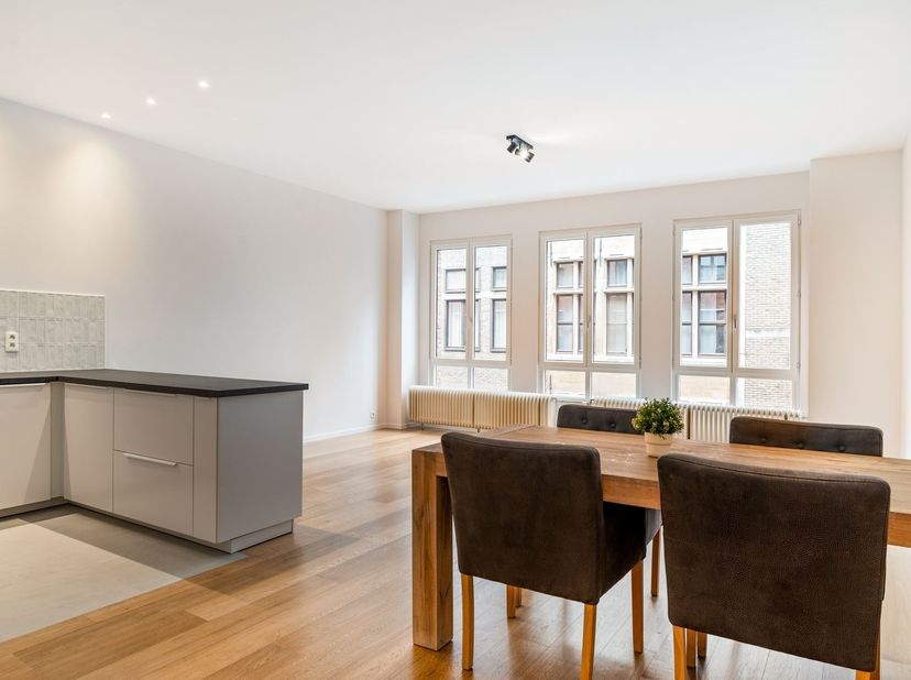 Prachtig gerenoveerd (2026) Appartement (81m²) voorzien van 2 slaapkamers, gelegen op een steenworp van de Grote Markt in Antwerpen<br />
<br />
 <b