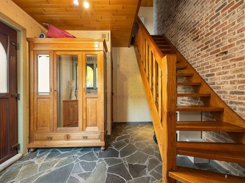 Deze ruime woning in Zele combineert volume, functionaliteit en solide bouwkwaliteit. <br />
Met een bewoonbare oppervlakte van 243 m² op een perceel