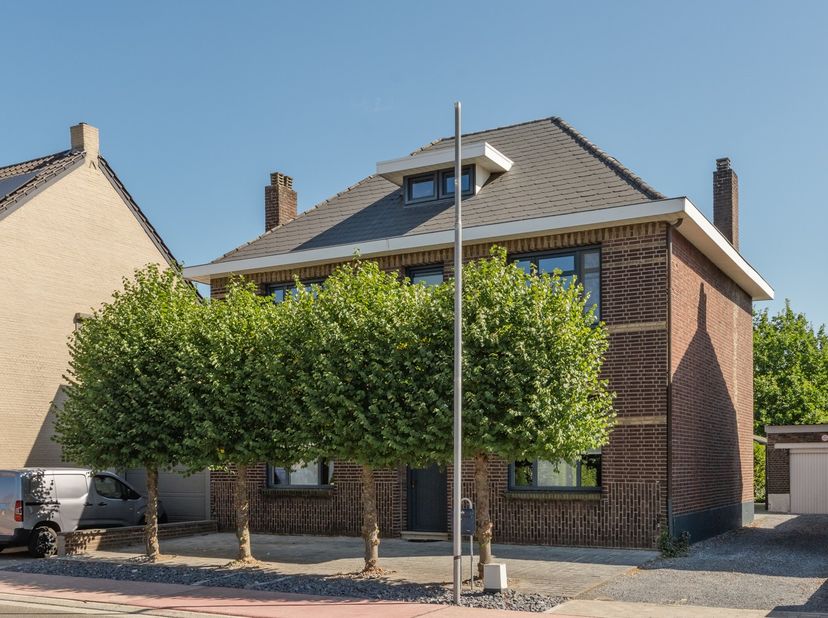 Deze charmante en bijzonder ruime karakterwoning uit 1935 combineert authentieke elementen met verrassend veel leefruimte. Met maar liefst 5 slaapkame
