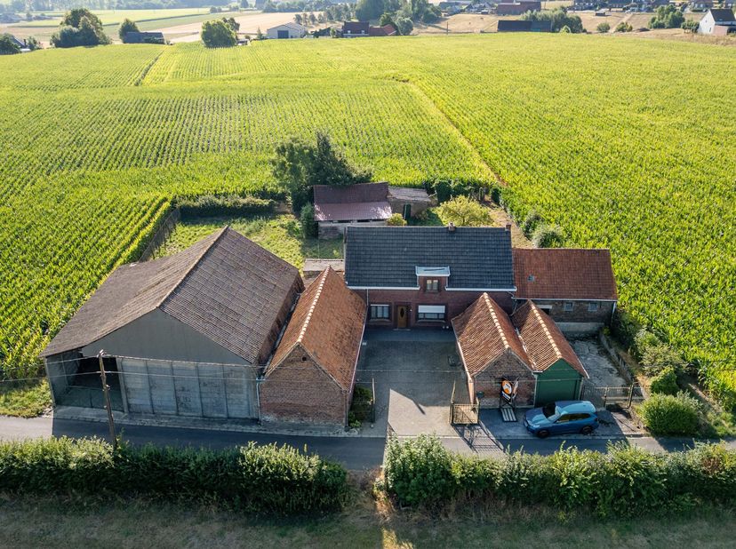 EERSTE KIJKMOMENT WOENSDAG 19/8 VANAF 16u30 TOT 19u30 (enkel op afspraak!)<br />
OUDENAARDE - Te renoveren hoeve +/-50are<br />
Bent u op zoek naar ee