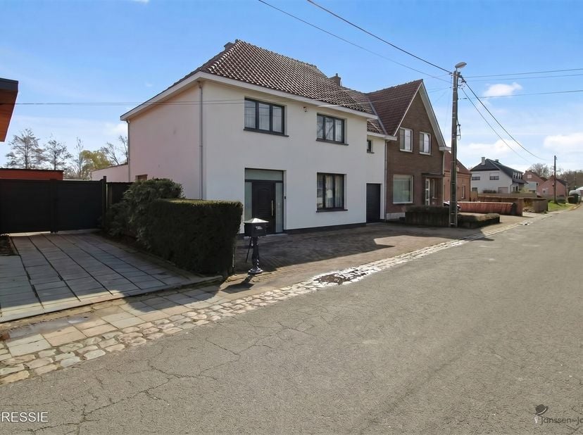 Cette propriété, située dans une rue calme de Nijlen, offre de nombreuses possibilités pour ceux qui recherchent une maison spacieuse avec un potentie