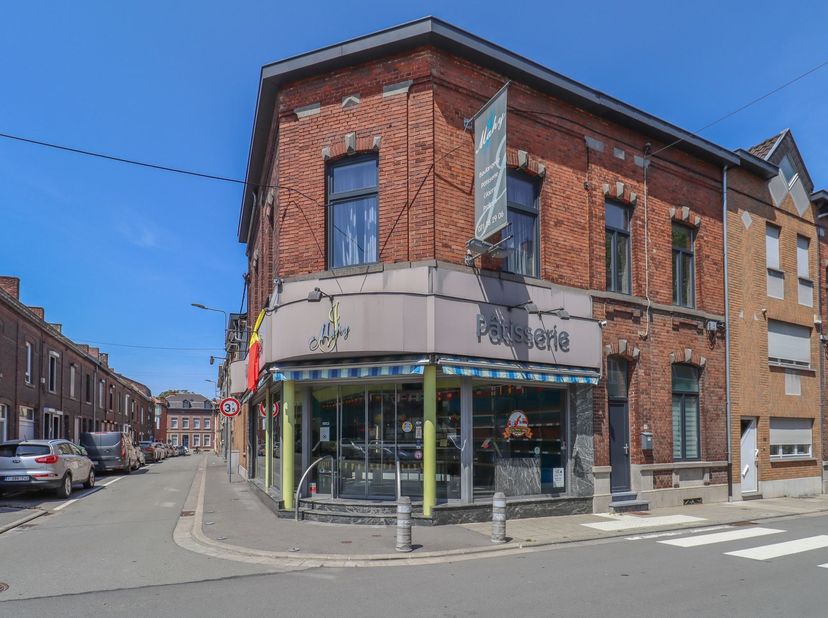 Immeuble de commerce avec boulangerie entièrement équipée.<br />
<br />
Opportunité rare ! <br />
<br />
Découvrez cette maison de commerce actuel