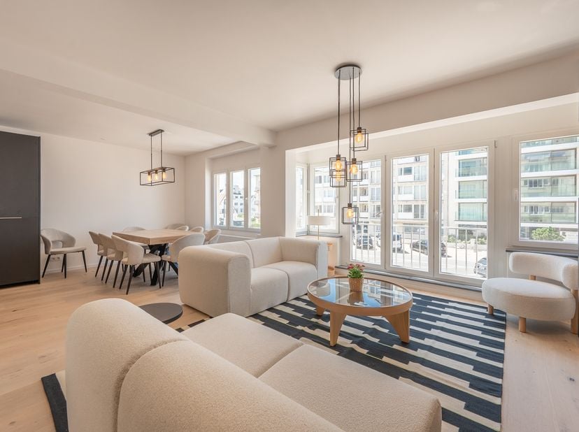 Schitterend, volledig vernieuwd appartement met adembenemend uitzicht op zee, ideaal gelegen aan het Albertstrand.<br />
<br />
U komt binnen in een s