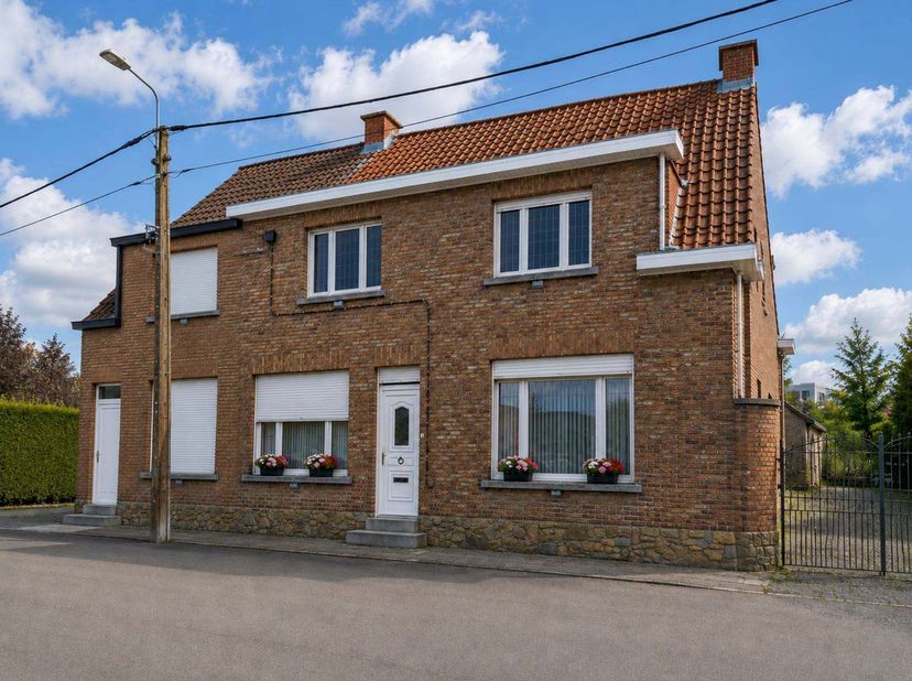 Deze ruime en veelzijdige eigendom is gelegen in de Nieuwe Abelestraat in Roeselare op een perceel van ca. 900 m².&amp;nbsp; De eigendom omvat een ruime h