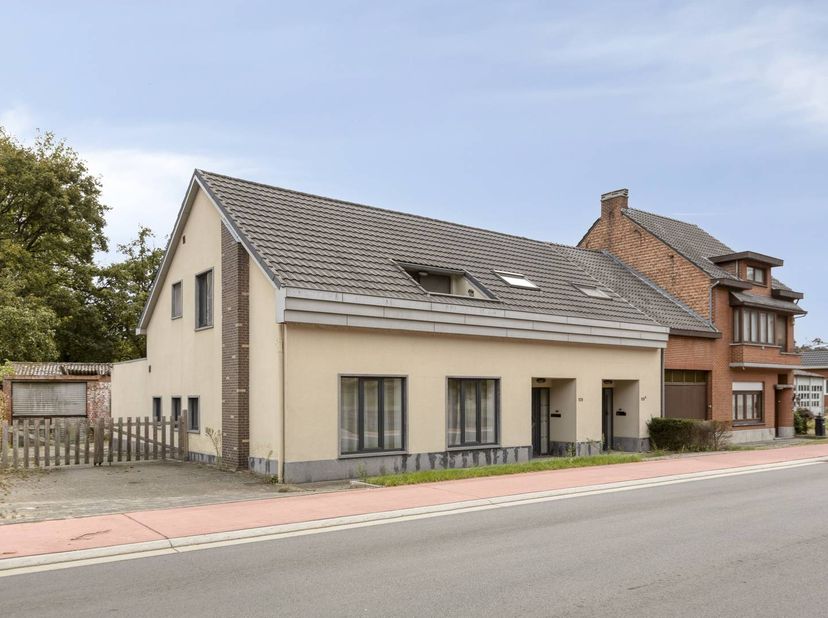 Aan de Zelemsebaan 109 in Meldert (Lummen) bevindt zich dit uitstekend gelegen opbrengsteigendom, ideaal voor investeerders, zelfstandigen of gezinnen